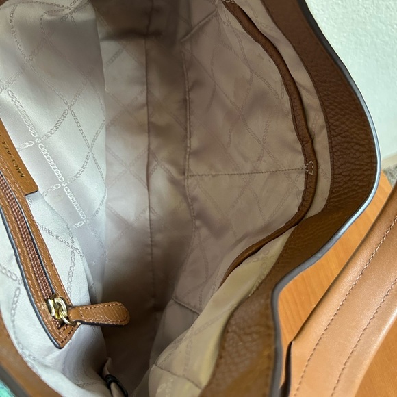 Michael Kors Lillian Medium
Shoulder - Picture 15 of 15